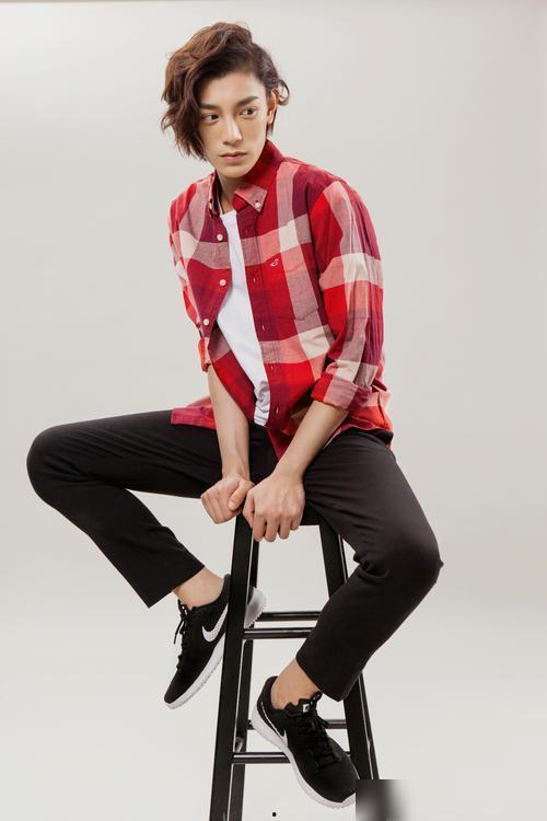 电视剧男主演员吃瓜视频,男主演员意外吃瓜，剧情反转引热议