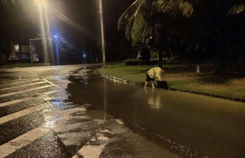 吃瓜群众暴雨视频播放,吃瓜群众捕捉惊险瞬间
